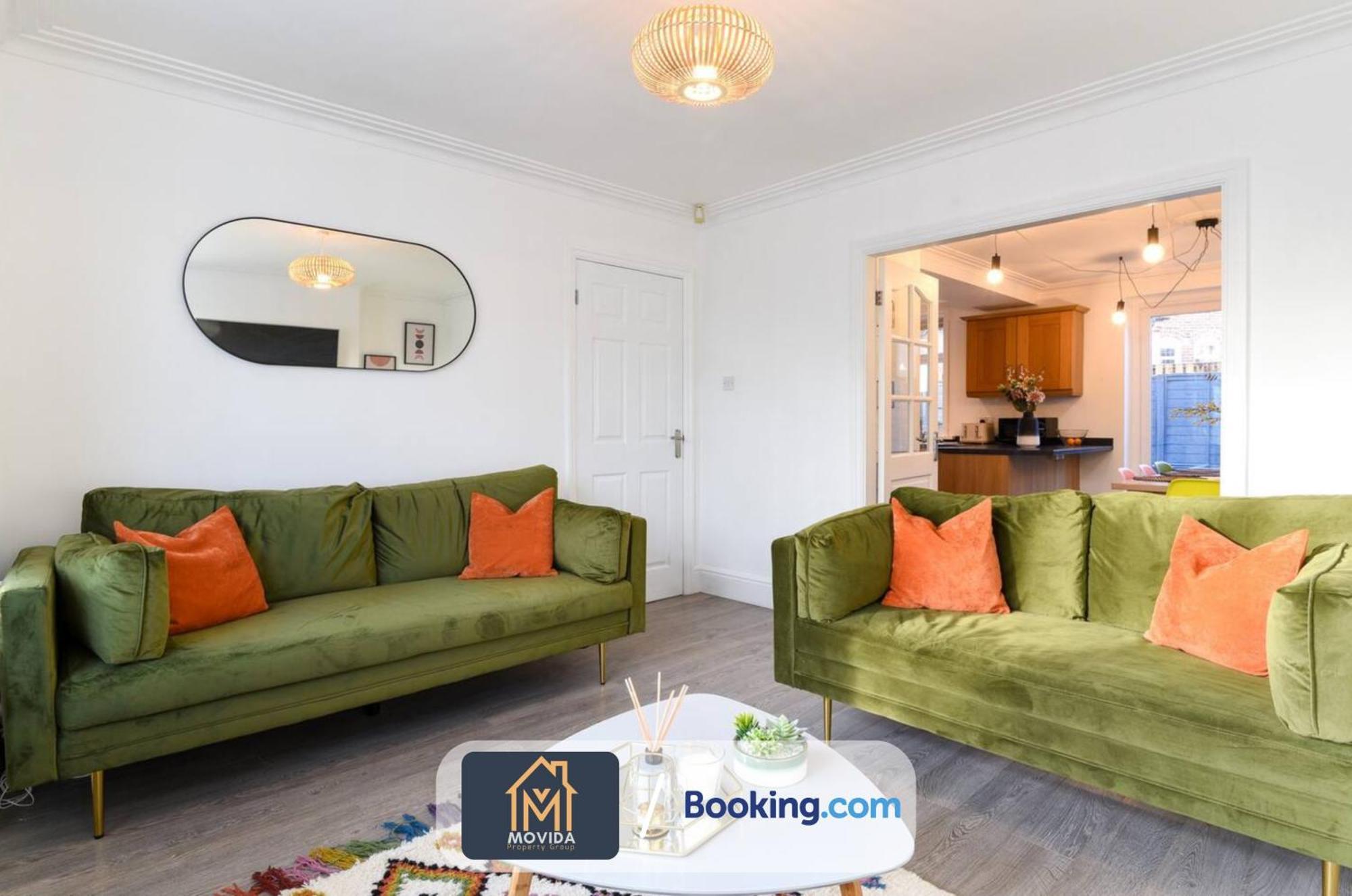 Movida Modern: 6-Bedroom House with Games Room Leeds  Exterior photo