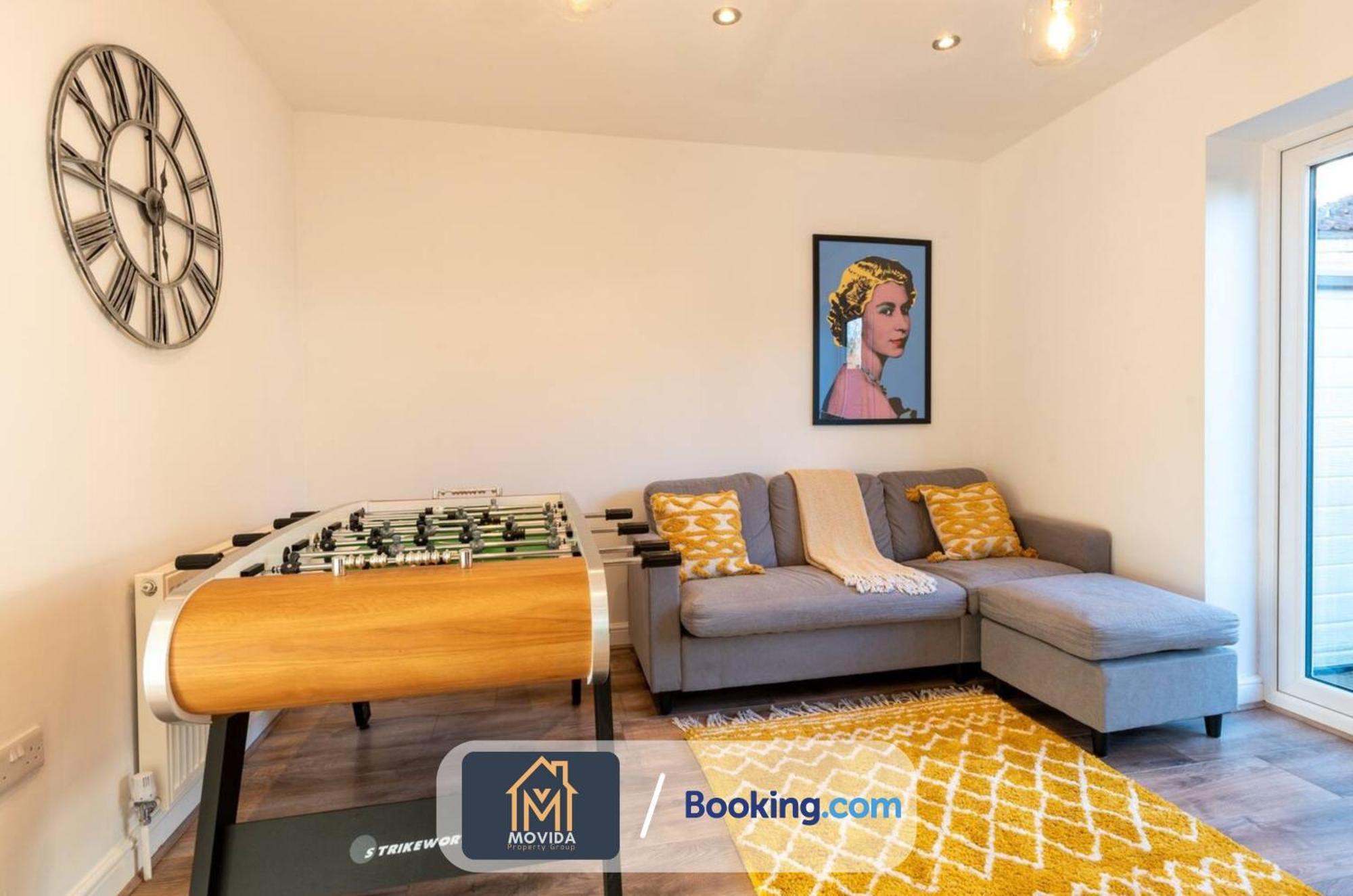 Movida Modern: 6-Bedroom House with Games Room Leeds  Exterior photo